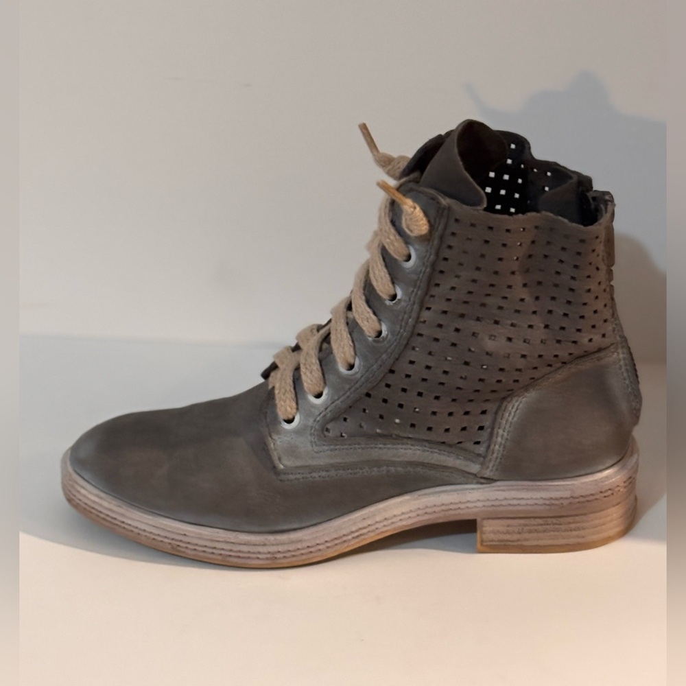 Dolce Vita Aldis size 8.5 Lace-Up Ankle Boots